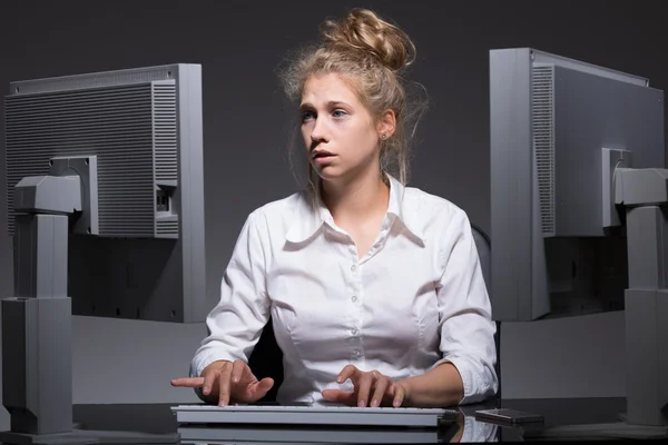 Ständig arbeitende Frau — Stockfoto