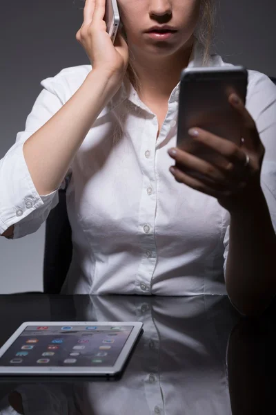 Travailleur d'entreprise parlant au téléphone — Photo