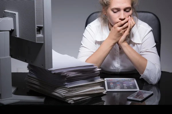 Mädchen widmet sich wahnsinnig der Karriere — Stockfoto