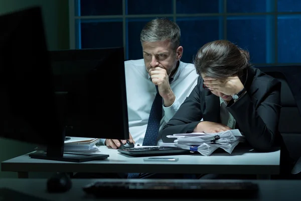 Overwerkte medewerkers werken bij nacht — Stockfoto