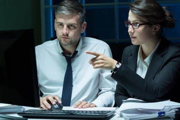 Witte kraag werknemers overwerk te werken — Stockfoto