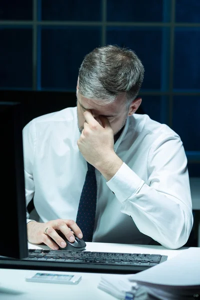 Overworked businessman working extra hours — Stock Photo, Image