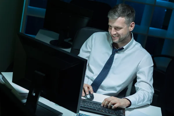 Hombre adicto al trabajo por la noche — Foto de Stock