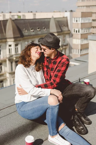 Paar sitzt auf dem Dach — Stockfoto