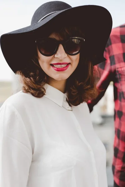 Mujer glamour en sombrero elegante —  Fotos de Stock