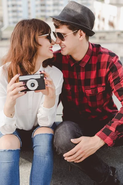 Couple avec caméra rétro — Photo