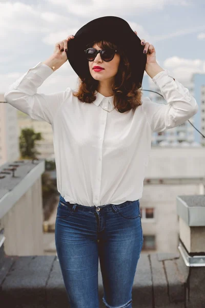 Mujer atractiva en sombrero de moda —  Fotos de Stock