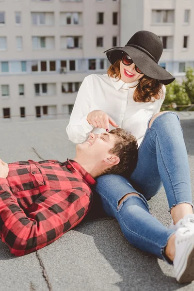 Glückliches junges Paar genießt das Leben — Stockfoto