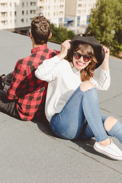 Pareja joven llevando un estilo de vida feliz — Foto de Stock