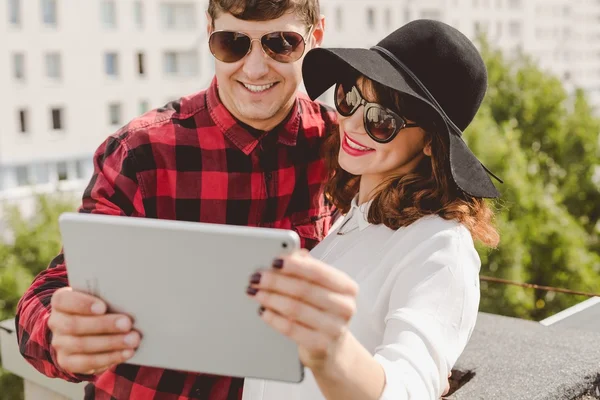 Couple Hipster avec tablette — Photo