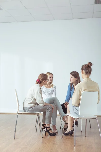 Im Kreis sitzen — Stockfoto