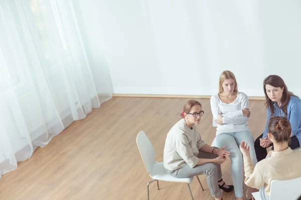 Steungroep tijdens psychotherapeutische sessie — Stockfoto