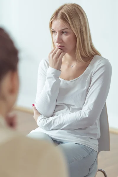 Mujer joven con depresión — Foto de Stock