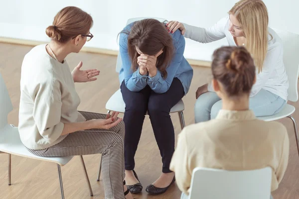 Grup terapisi sırasında ağlıyor — Stok fotoğraf