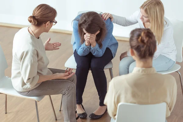 Llorando durante la terapia de grupo — Foto de Stock