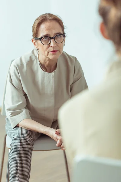 Psychotherapist talking with patient — Stock Photo, Image