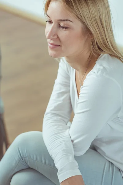 Mujer rubia joven — Foto de Stock