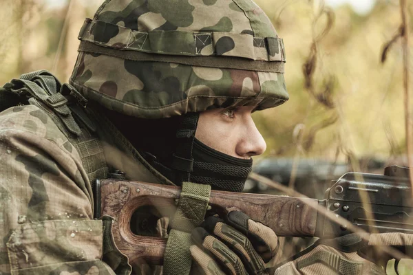 Mulher militar com uma espingarda — Fotografia de Stock