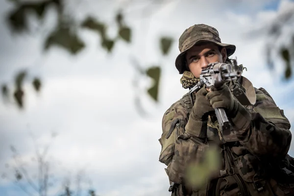 Leger soldaat met een wapen — Stockfoto