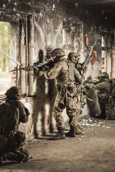 Soldaten met automatische wapens — Stockfoto