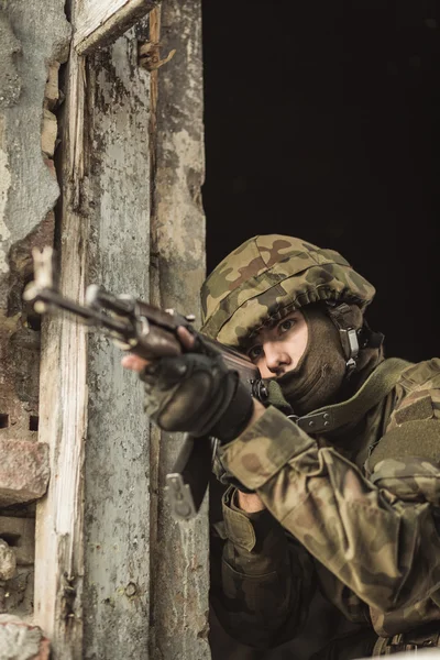 권총과 젊은 군인 — 스톡 사진