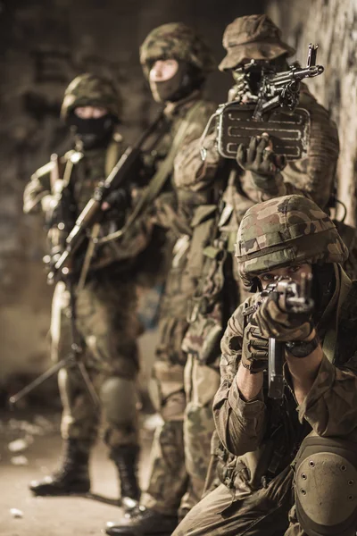 Homens militares totalmente equipados — Fotografia de Stock