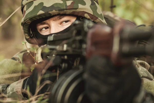 Soldado femenino en el campo de batalla — Foto de Stock