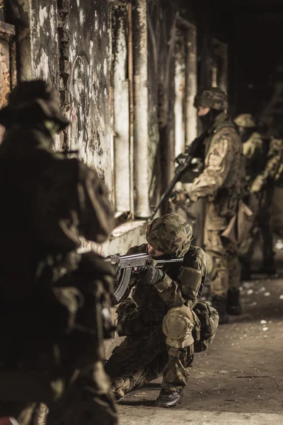 Soldados en uniforme militar de camuflaje —  Fotos de Stock