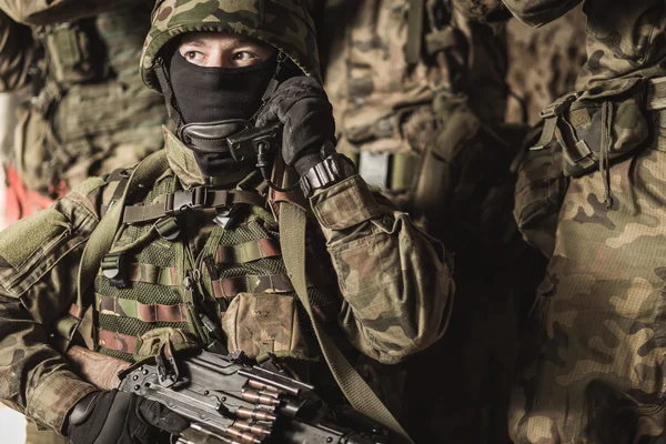 Militaire mensen op trainingskamp — Stockfoto