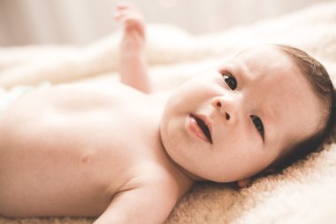 Bebek yüz yüz buruşturma ile