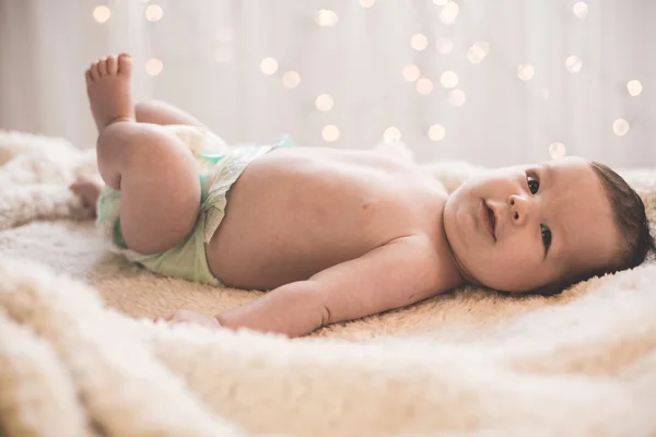 Happy nyfödda liggande på filt — Stockfoto