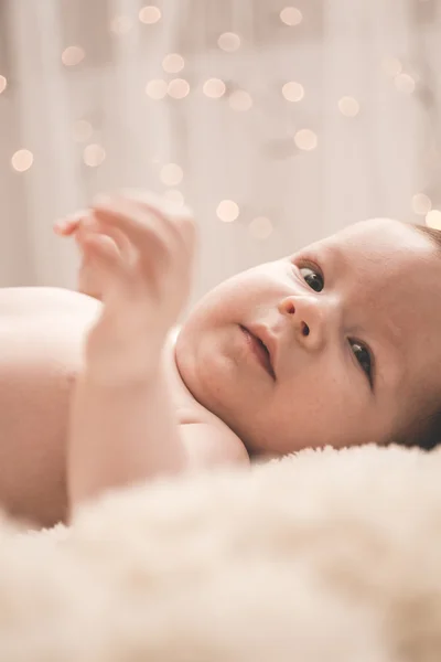 美しい幼児の手を上げる — ストック写真