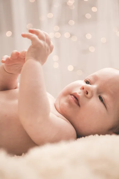 Bebê saudável observando suas mãos — Fotografia de Stock