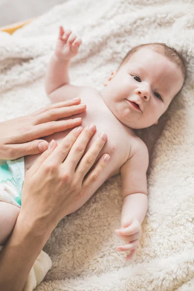 Bambino e madre si prendono cura delle mani — Foto Stock