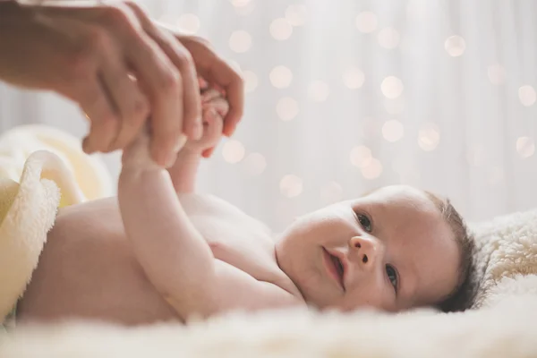 女性は、赤ちゃんの手を繋いで — ストック写真