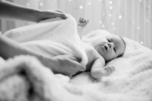 Baby lindar med filt — Stockfoto