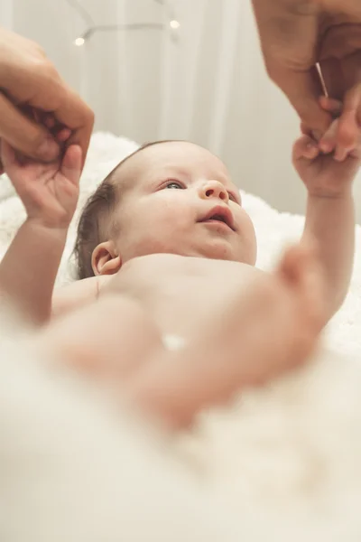 母の生まれたばかりの子供と遊ぶ — ストック写真