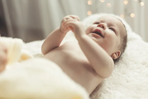 Happy baby tillsammans hand i hand — Stockfoto