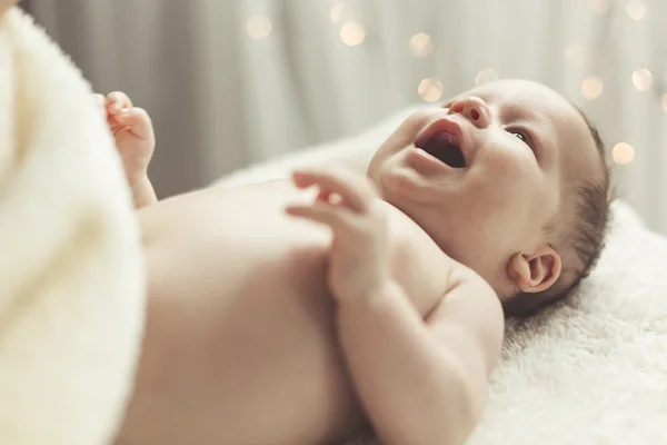 広く笑みを浮かべて新生児 — ストック写真