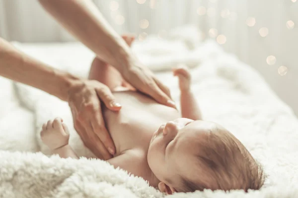 Madre delicato toccando il suo bambino — Foto Stock