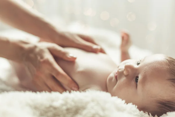 Le mani di madre accarezzano il neonato delicato — Foto Stock