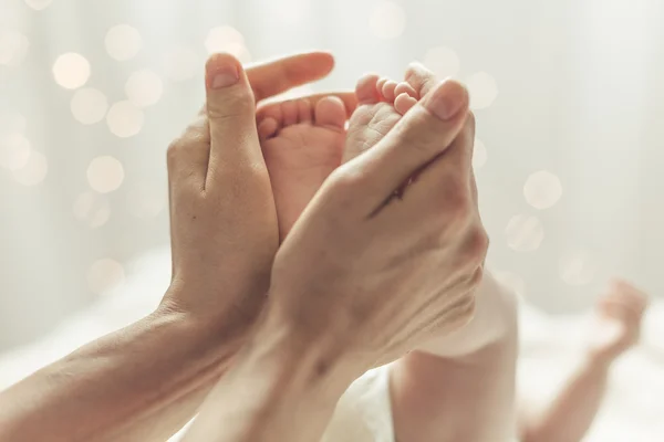 Mãe tocando pés de recém-nascido — Fotografia de Stock