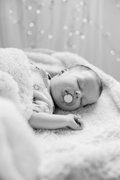 Спящий новорожденный с пустышкой — стоковое фото