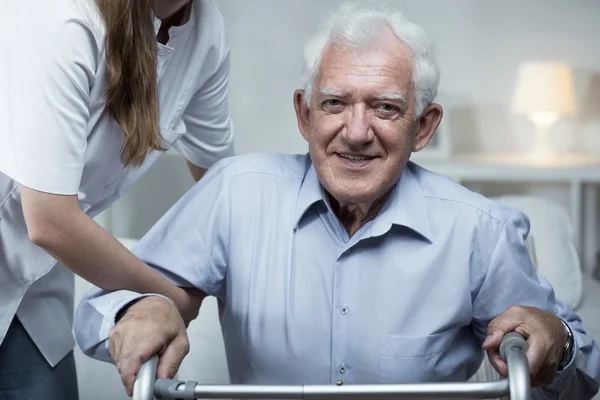 Sjuksköterskan hjälper äldre man — Stockfoto