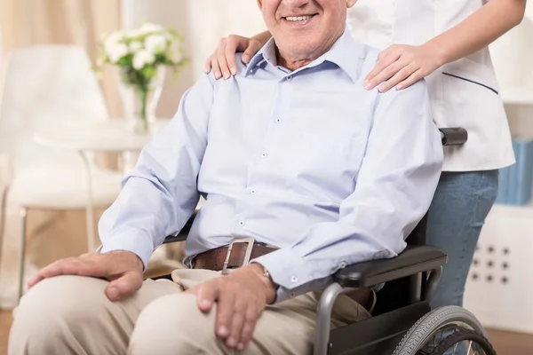 Siedział na wózku inwalidzkim — Zdjęcie stockowe