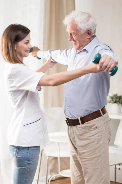 Physiotherapist is helping — Stock Photo, Image