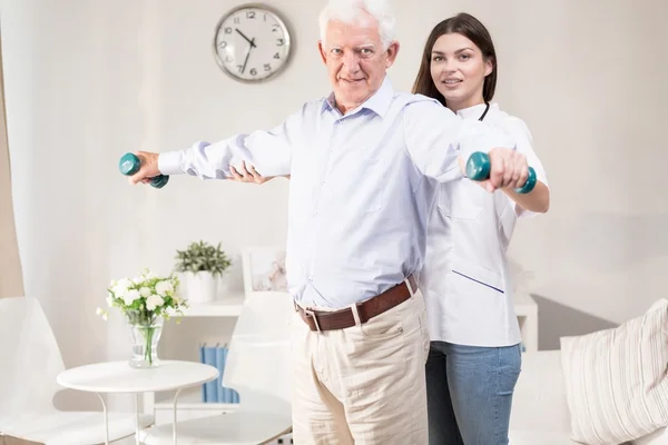 Fisioterapeuta está cuidando — Foto de Stock