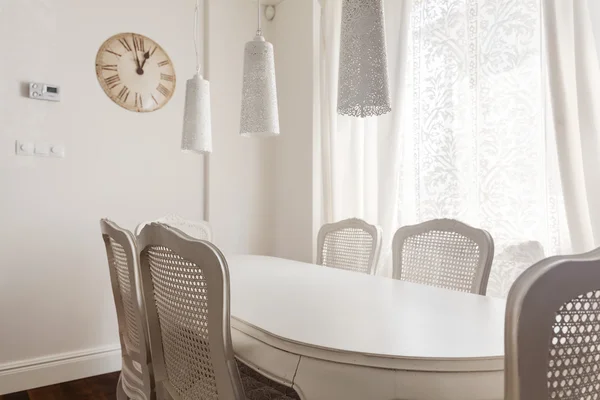 Witte tafel en stoelen — Stockfoto