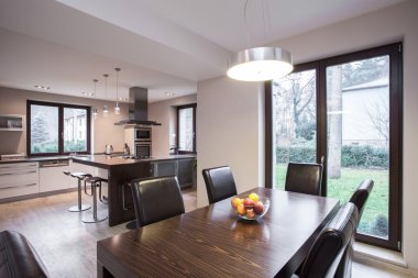 Güneşli ve modern yemek odası
