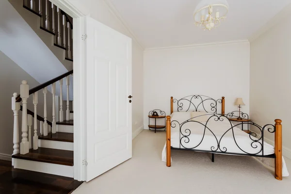 Dormitorio simple y escaleras de madera — Foto de Stock